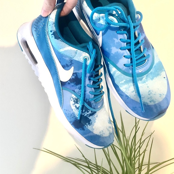 Nike Shoes - NIKE unique blue runners 🍃